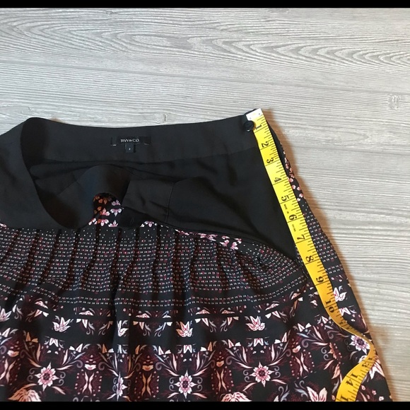 RW&CO Floral Print Mini Skirt in Black White Pink with Pleats for Spring Summer - Picture 4 of 7